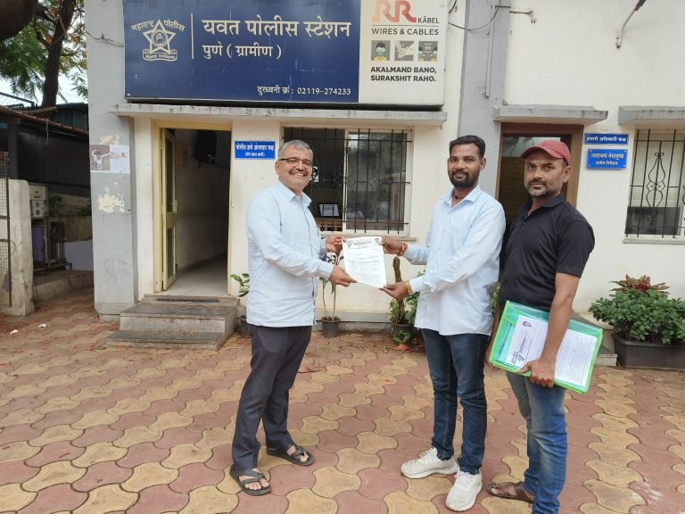 दहिटणे येथील अनेक गुन्हे दाखल असलेला संशयित  आरोपी रवींद्र ज्ञानेश्वर लगड याच्यावर कठोर कारवाई करण्यात यावी अशी रिपब्लिकन सेनेची मागणी, यवत पोलीस स्टेशनचे वरिष्ठ पोलीस निरीक्षक श्री नारायण देशमुख यांना निवेदन