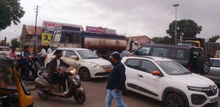 उरुळी कांचन ट्रॅफिक धोकादायक पातळीवर