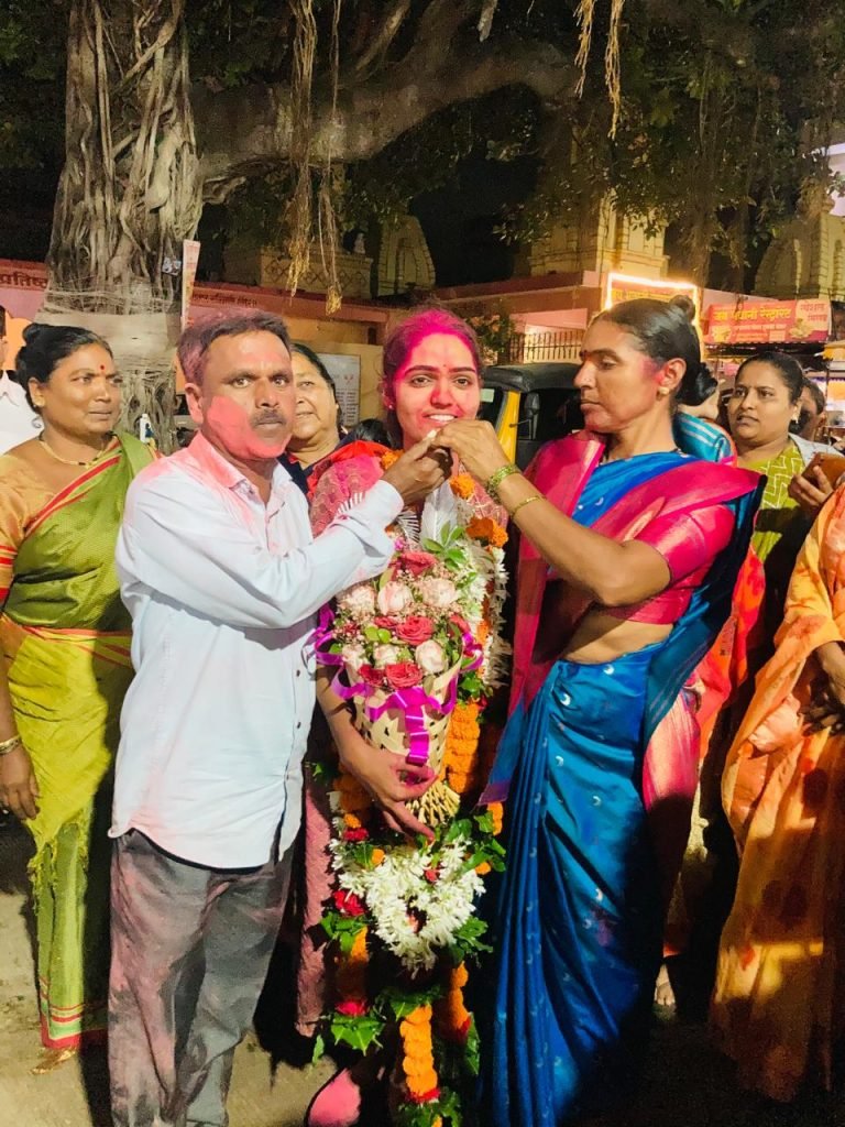 थेऊर येथील शेतकरी कुटुंबातील गायत्री चंद ची पोलीस उपनिरीक्षक पदी निवड. 