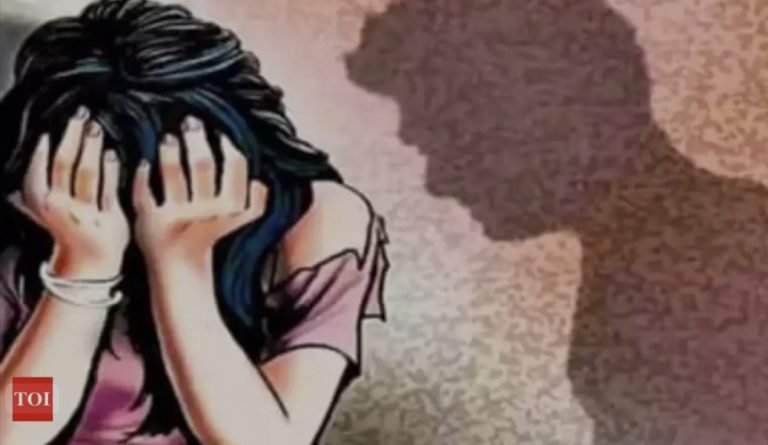 बदलापूर पाठोपाठ पुणे, ठाणे, अकोल्यातही संतापजनक प्रकार; चिमुकल्यांवरील लैंगिक अत्याचारांच्या घटनेने महाराष्ट्र हादरला