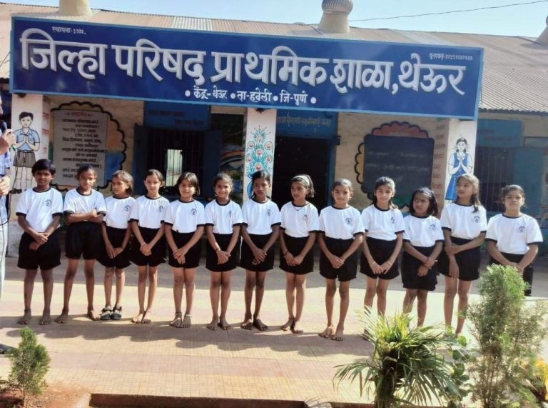 तालुकास्तरीय खो- खो स्पर्धेत सहभागी होणारे जि.प.प्राथ.शाळा थेऊरच्या विद्यार्थ्याना सुजित काळे यांच्याकडून टी.शर्टचे वाटप.