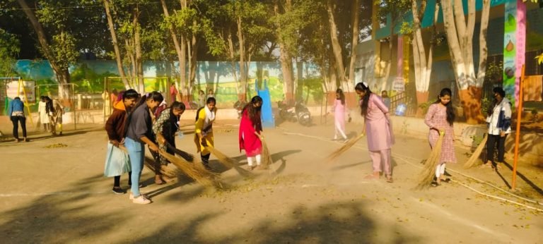 राष्ट्रीय सेवा योजना श्रमसंस्कार शिबीर स्वच्छतेची वारी घरोघरी.