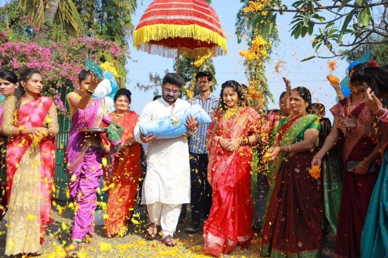 सनई चौघाड्यांच्या मंगलमय सुरात नवजात बालकाचे घरी स्वागत