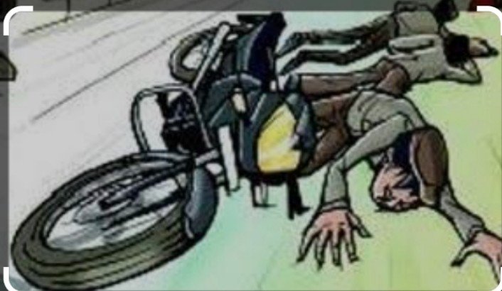 दारु वाहतूक करणाऱ्या व्यक्तीने पोलीसांच्या दुचाकीला मारली लाथ अपघातात एका पोलीसांचा मृत्यू.