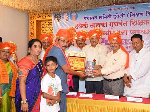 थेऊर गावाचे सुपुत्र संजय आगलावे सर यांना गुणवंत शिक्षक पुरस्काराने गौरव