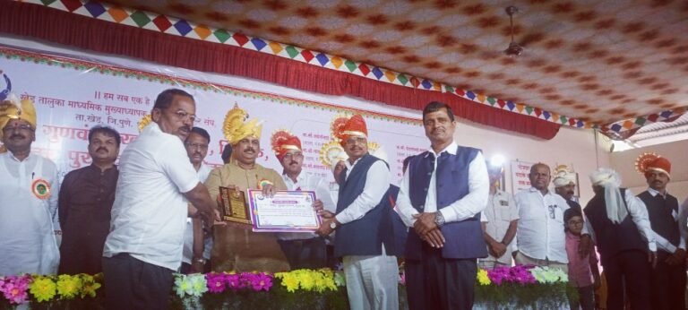 क्रिडा शिक्षक भाऊसाहेब महाडिक यांना जिल्हास्तरीय गुणवंत शिक्षक पुरस्कार