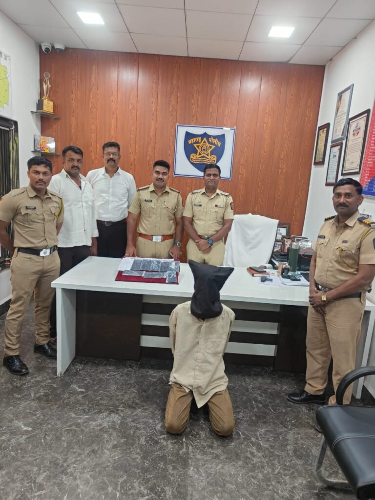 अटक आरोपी समवेत पोलीस अधिकारी.