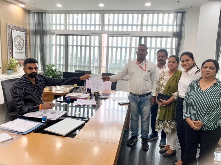 ज्ञानमाता माहिती अधिकार प्रशिक्षण केंद्र पुणे टीमची जिल्हाधिकाऱ्यांना भेट