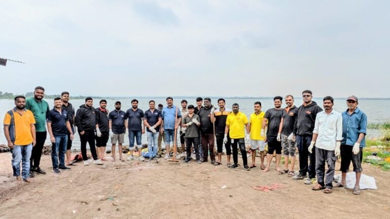 जेजुरी कऱ्हा नदीकाठी रुद्रतेज ढोल ताशा पथकाची स्वच्छता मोहीम