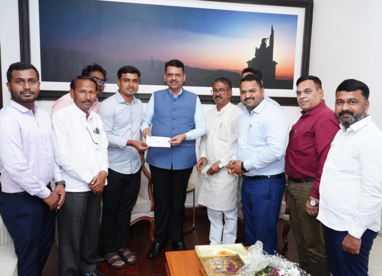 आरोग्यदूत युवराज काकडे यांकडून ‘मुख्यमंत्री सहायता निधीसाठी’ धनादेश.*