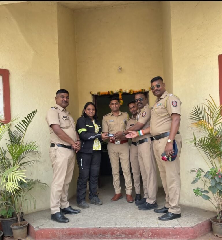 थेऊर चिंतामणी मंदिर परिसरात हरवलेला कॅमेरा पोलिसांनी शोधून भाविकांना केला सुपूर्द