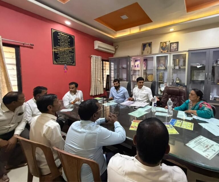 सभापती युवराज काकडे यांची कुंजीरवाडी प्राथमिक आरोग्य केंद्राला अचानक भेट; आरोग्य सेवांचा घेतला सविस्तर आढावा