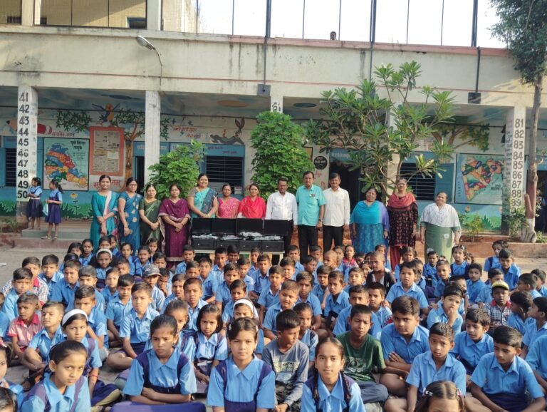 सिनेक्रॉन कंपनीकडून जिल्हा परिषद शाळा थेऊरला संगणक संच भेट